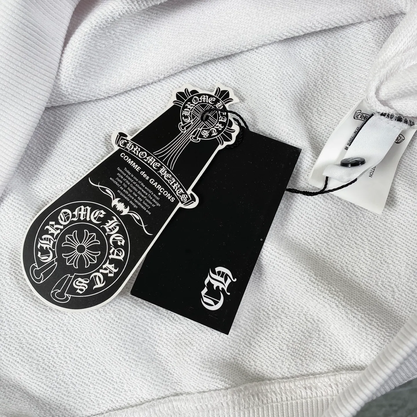 🅿️220 Chrome Hearts White arm cross flower Large horseshoe print on the back Harajuku style round neck sweatshirt Selected Xinjiang Chinese cotton fabric B1151 soft and delicate to the touch The upper body is full of texture Very light, comfortable and sporty loose version is not tight Easy to control without pressure The whole clothes is flat and has three-dimensional tailoring The upper body is awesome (the real top quality cannot be compared with the ordinary products in the market) Uses high-end printing Quality assurance The cuffs, neckline and hem are made of high-end ribbed fabric, which is comfortable and skin-friendly. It is not afraid of ironing. It is wear-resistant and can be washed with water. You can buy it with confidence!  Restore the most authentic 100% texture/customized official website original three-label hem, collar, cuffs, ribbed pattern production/cap hole electroplated hardware/customized zipper (purchasing-grade quality ❗️No pressure to enter and exit the counter at will) Quality control is in place, feel free to buy ✅ Color: White Size: S—L